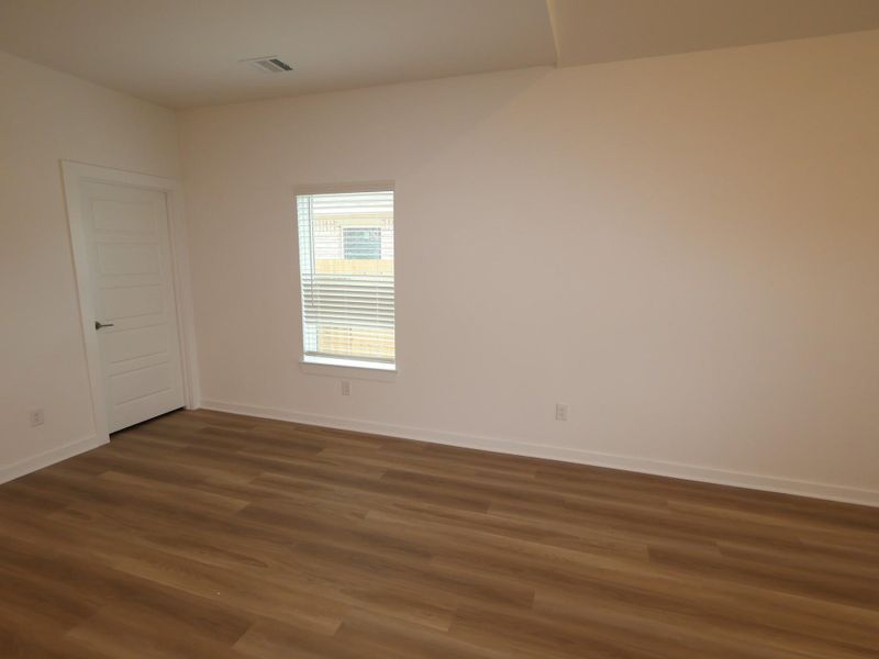 Spacious, unfurnished interior of a new home in Miller's Pond, Rosenberg (Image 40).