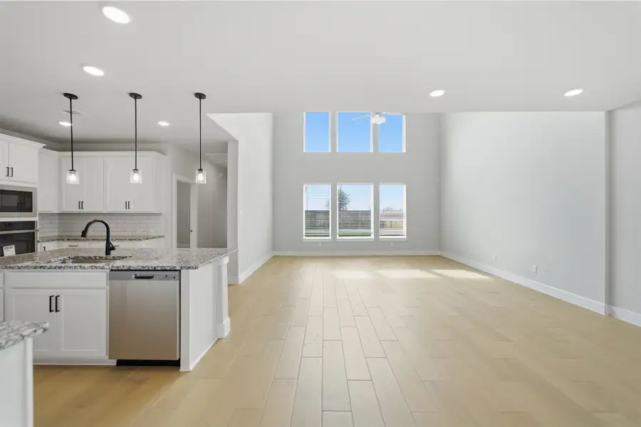 Spacious, unfurnished interior of a new home in Sunterra Lakes, Brookshire (Image 25). Spacious, unfurnished interior of a new home in Sunterra Lakes, Brookshire (Image 25).