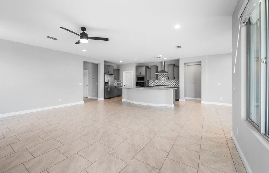 Spacious, unfurnished interior of a new home in Sun City Anthem at Merrill Ranch, Florence (Image 15).