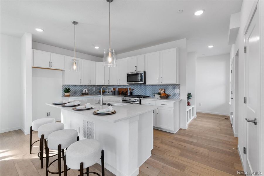 Model Representational Photo