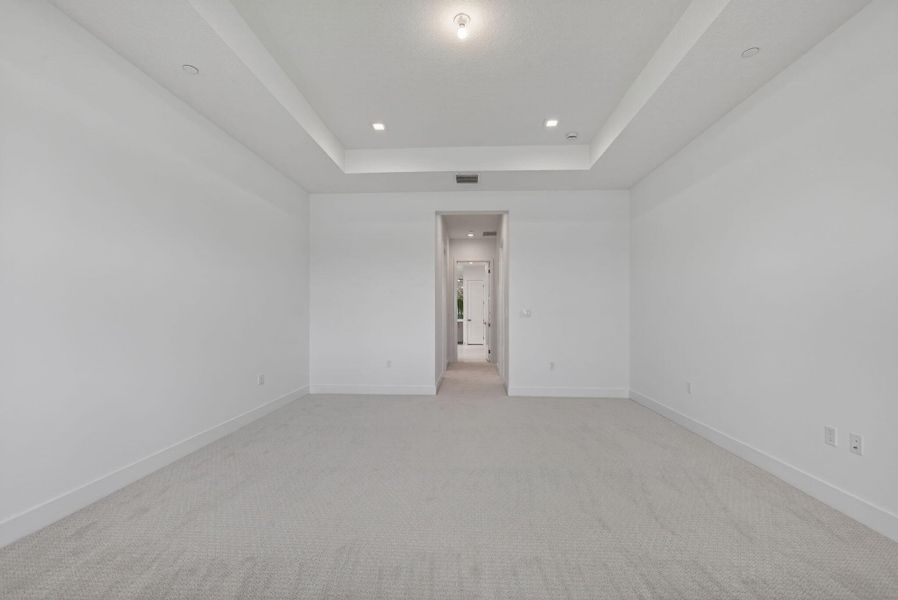 V25 7 MBR LOOKING INTO BATH 27-web-or-ml