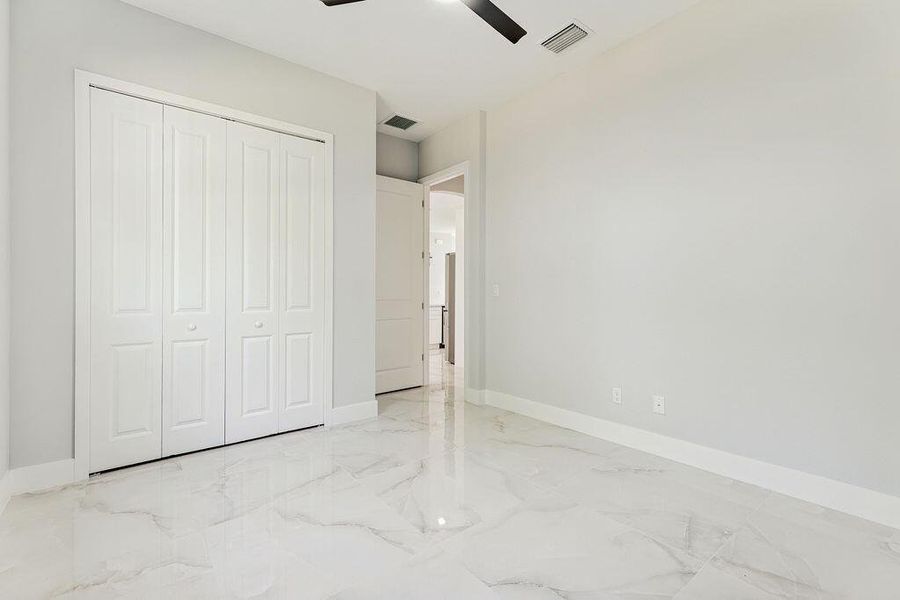 5DM40011_2_3_4_5Interior01