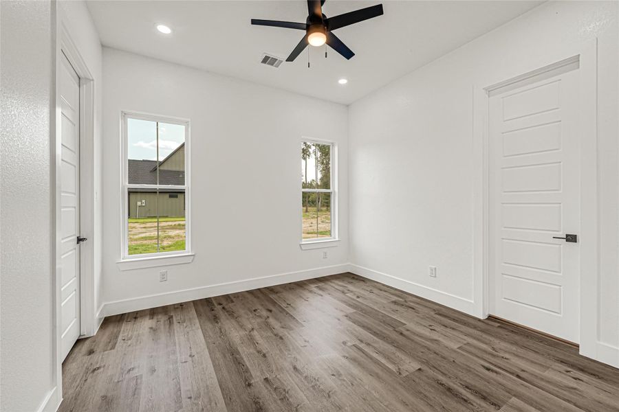 Spacious, unfurnished interior of a new home in , Conroe (Image 23).