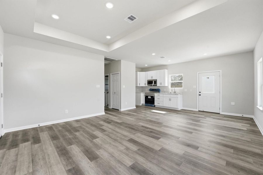 Spacious, unfurnished interior of a new home in , Beaumont (Image 9).