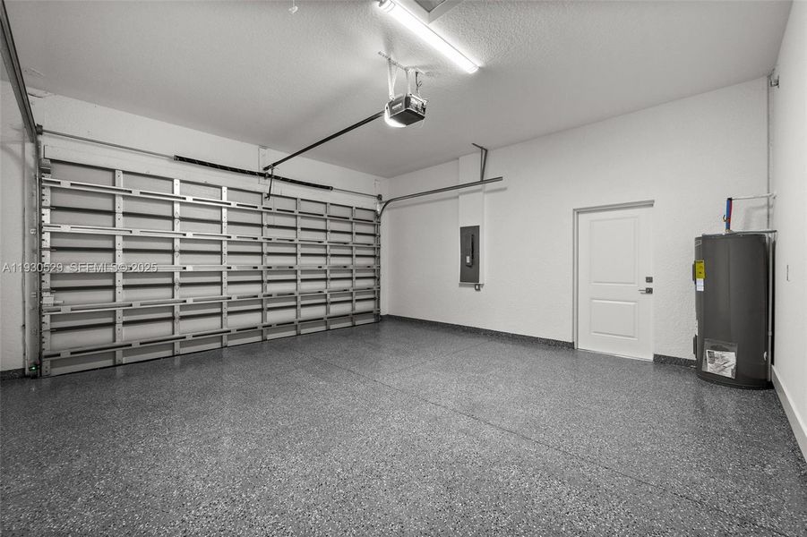 Spacious, unfurnished interior of a new home in , Naples (Image 24).