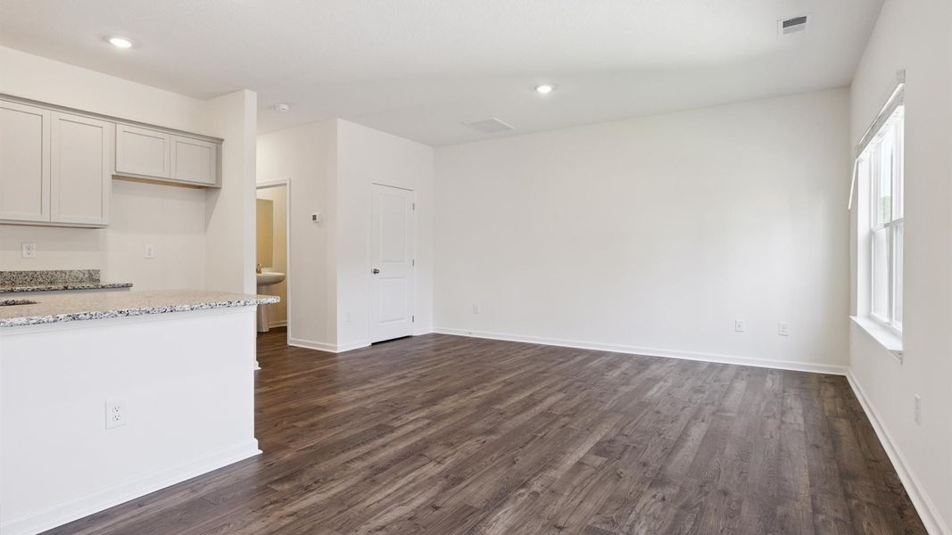 Spacious, unfurnished interior of a new home in Cherokee Crossing, Kodak (Image 10).