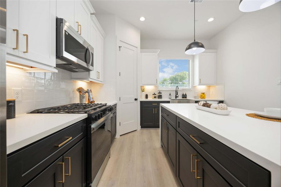 Island kitchen. Photo of the model home. Finishes & specifications may vary. Island kitchen. Photo of the model home. Finishes & specifications may vary.
