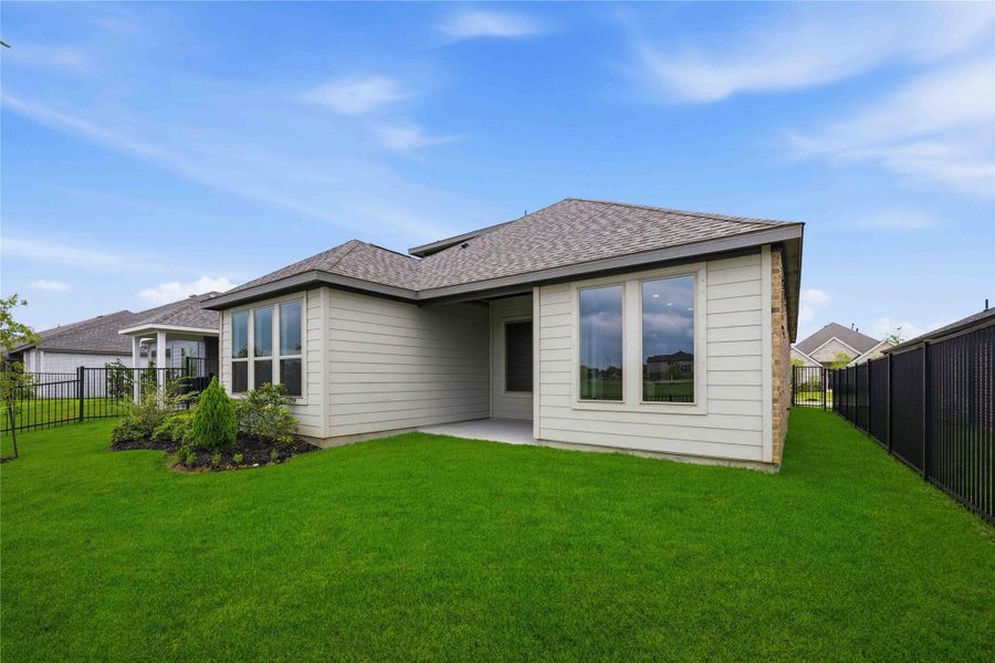 Exterior details and patio area of a home in , La Marque (Image 4).