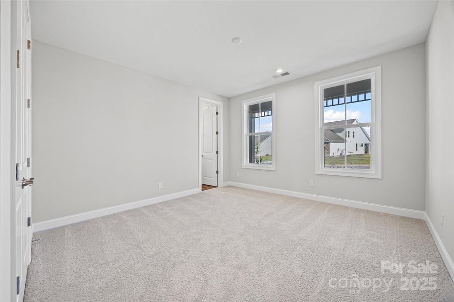 Spacious, unfurnished interior of a new home in Handsmill on Lake Wylie, York (Image 13).