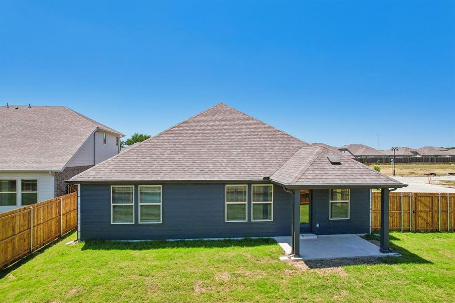 Exterior details and patio area of a home in Stella Hills, Denton (Image 3).