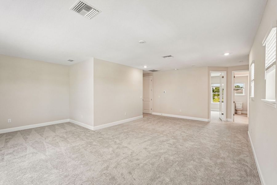 Spacious, unfurnished interior of a new home in Tiburon, Nokomis (Image 15).