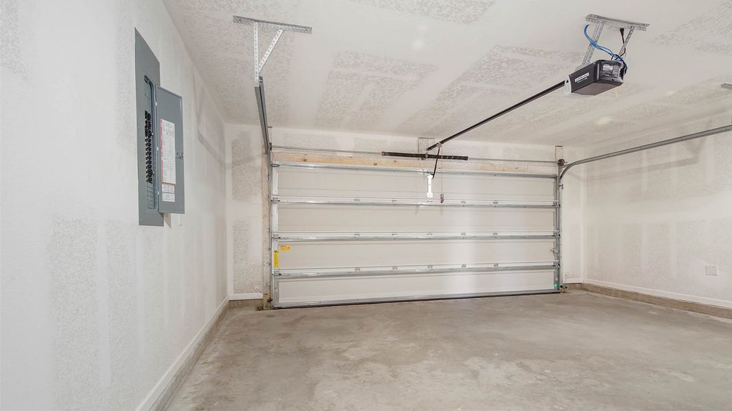 Spacious, unfurnished interior of a new home in Sunny Hills, Chipley (Image 34).