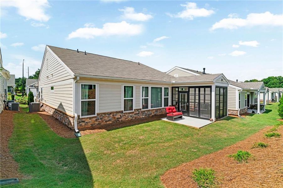 Exterior details and patio area of a home in Laurel Farms, Dallas (Image 24).