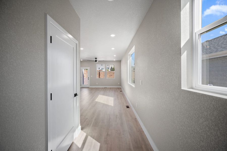 Spacious, unfurnished interior of a new home in Trails at Aspen Ridge-3, Colorado Springs (Image 8).