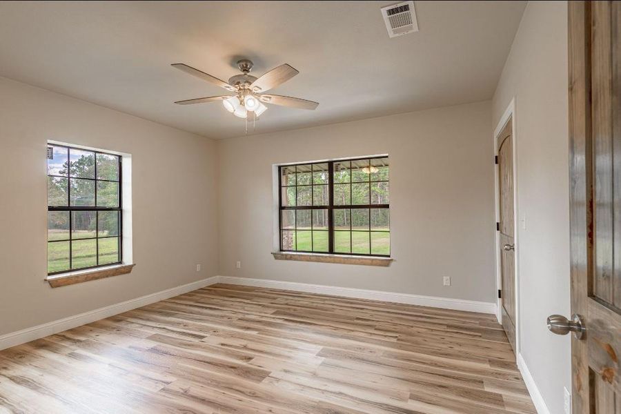 Spacious, unfurnished interior of a new home in , Groveton (Image 19).
