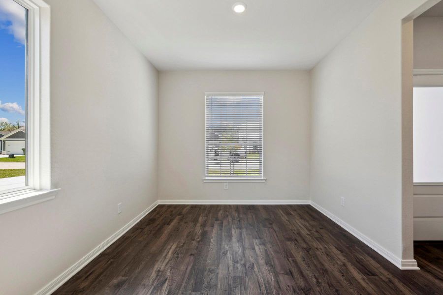 Spacious, unfurnished interior of a new home in Pinewood Trails, Cleveland (Image 19).