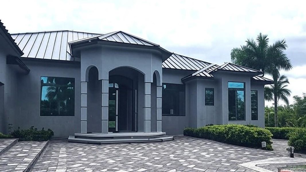 Exterior details and patio area of a home in , Davie (Image 1).