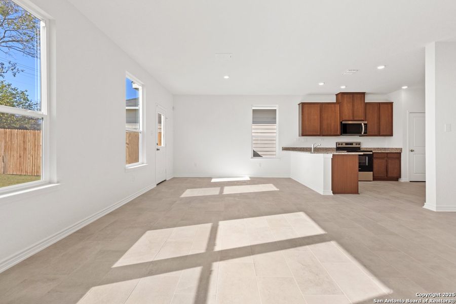 Spacious, unfurnished interior of a new home in Spanish Trails Villas, San Antonio (Image 7).