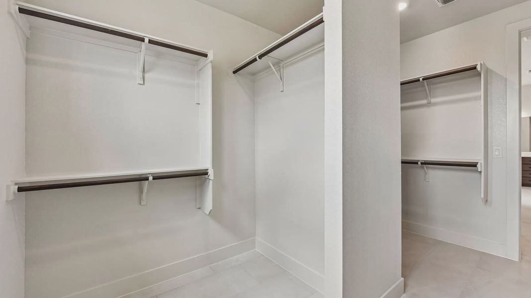 Spacious, unfurnished interior of a new home in Sunfield, Buda (Image 18).