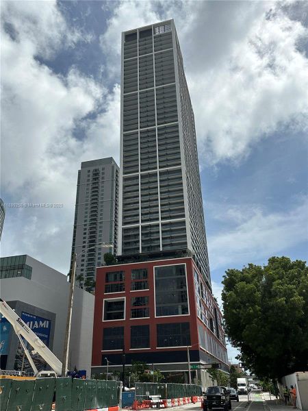 Condo located in Miami, FL showcasing its design and architecture (Image 19).