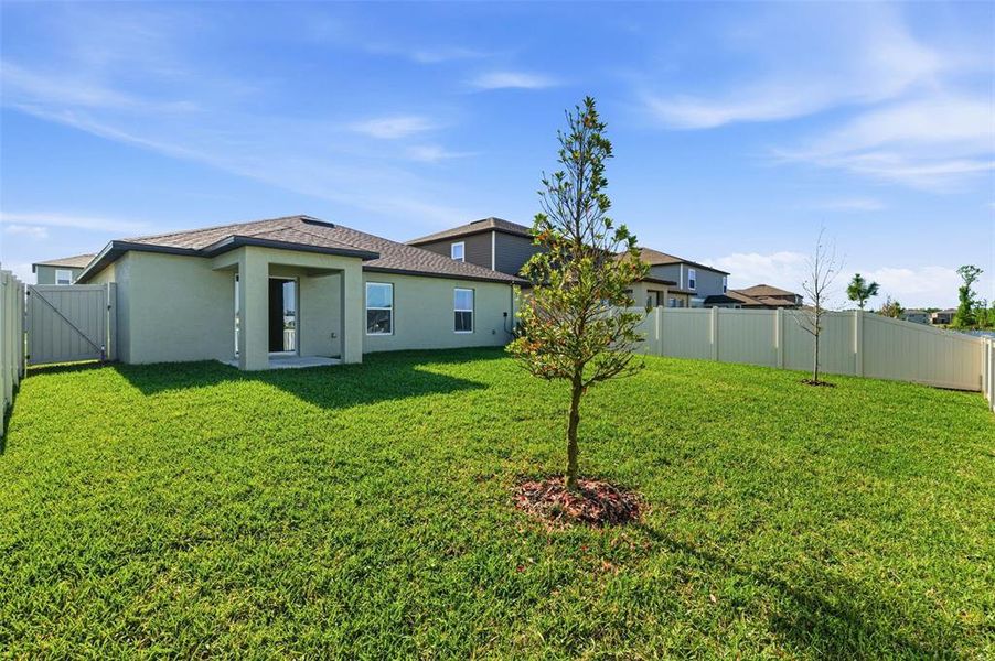 Exterior details and patio area of a home in North Park Isle, Plant City (Image 25).