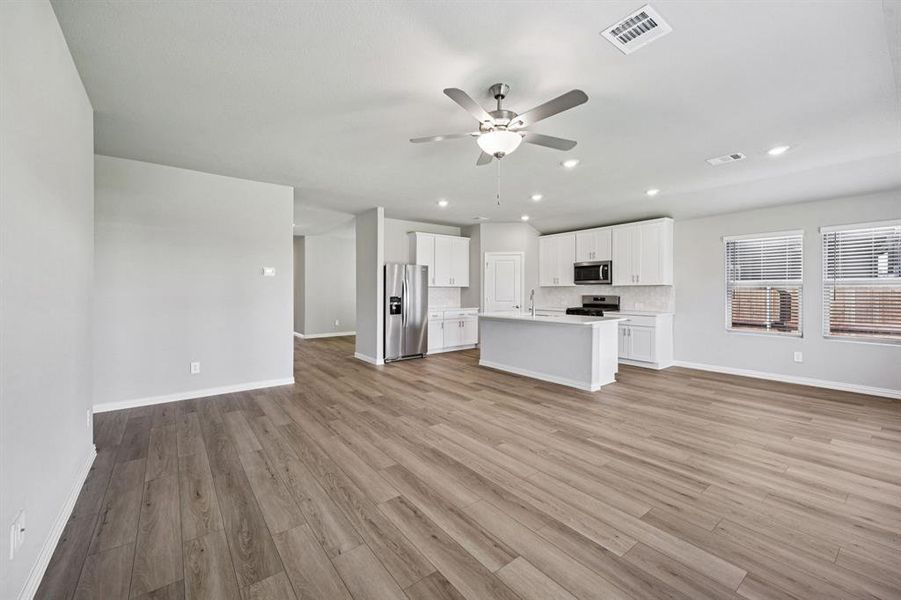 Spacious, unfurnished interior of a new home in Lakehaven - Signature Series, Farmersville (Image 37).