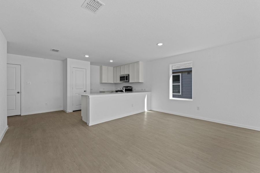 Spacious, unfurnished interior of a new home in Friendship Oaks, Fredericksburg (Image 14).