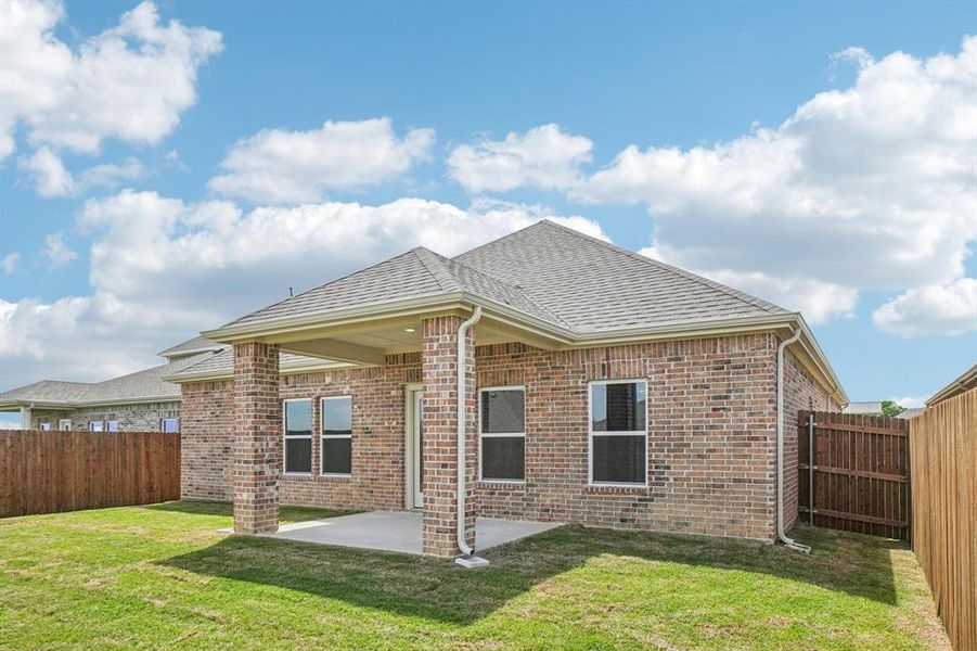 Exterior details and patio area of a home in Lone Oak, Alvarado (Image 22).
