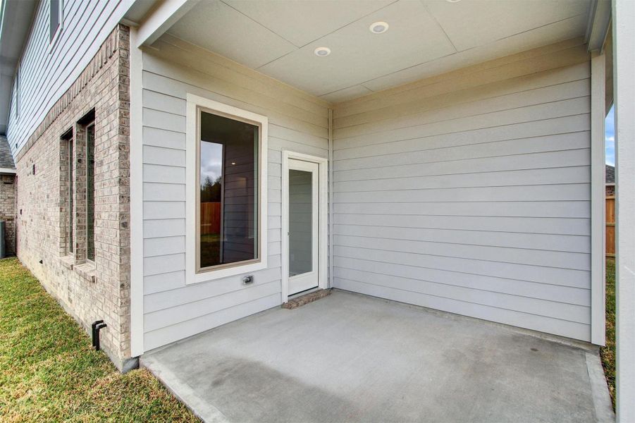 Exterior details and patio area of a home in River Ranch 55', Mont Belvieu (Image 29).