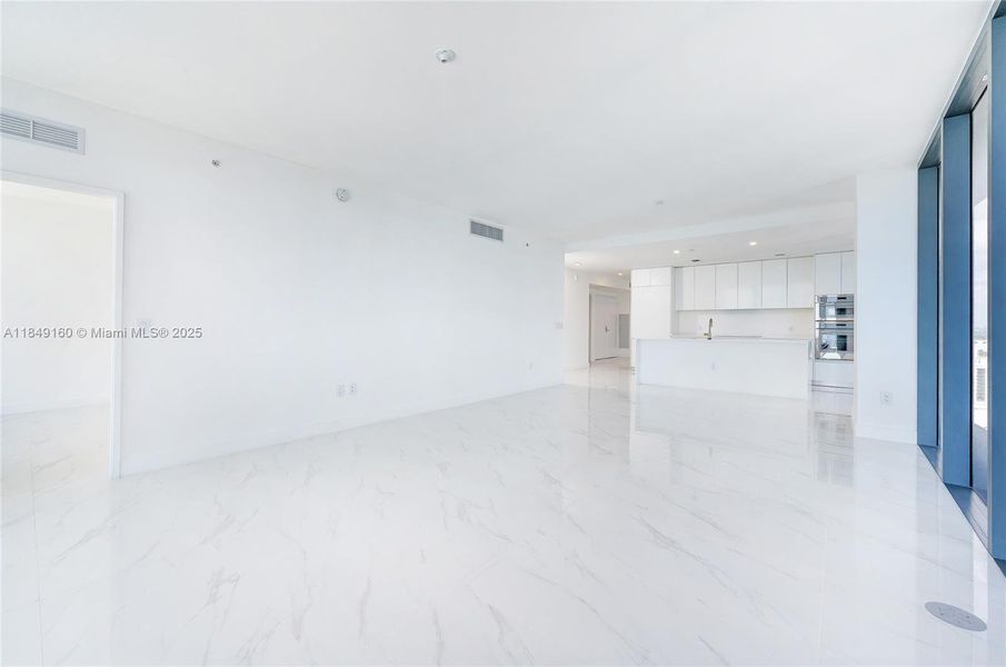 Spacious, unfurnished interior of a new home in Aria Reserve, Miami (Image 32).