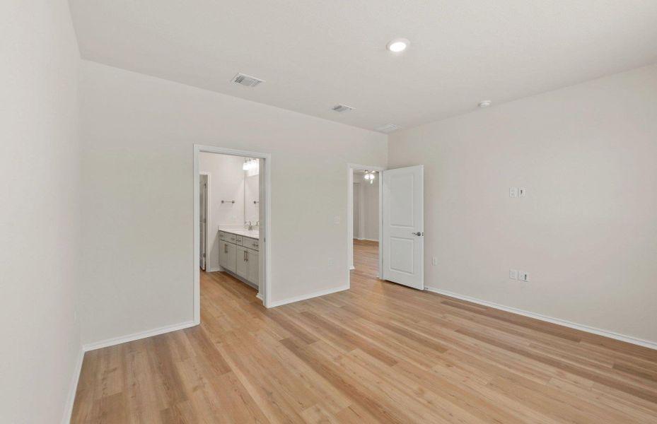 Spacious, unfurnished interior of a new home in Sun City Texas, Georgetown (Image 20).