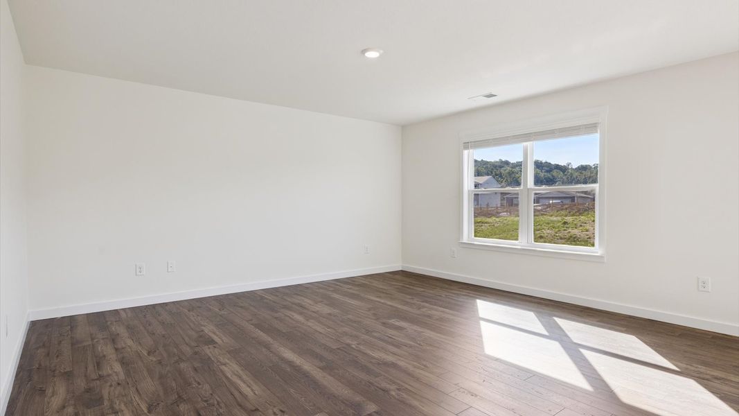 Spacious, unfurnished interior of a new home in Emory Creek, Harriman (Image 10).
