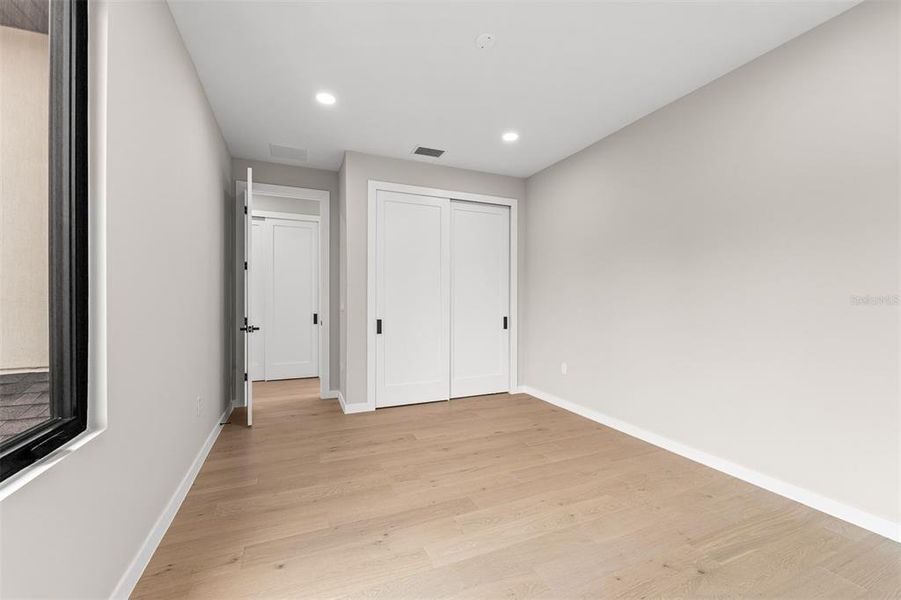 Spacious, unfurnished interior of a new home in , Orlando (Image 21).
