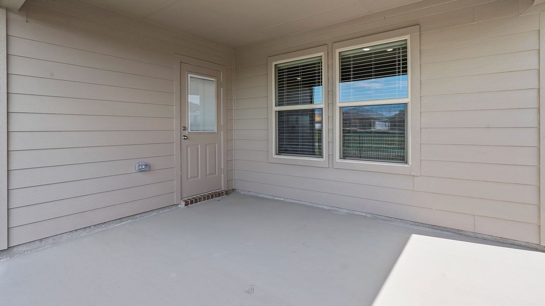 Exterior details and patio area of a home in Sunnycreek, Fort Worth (Image 2).