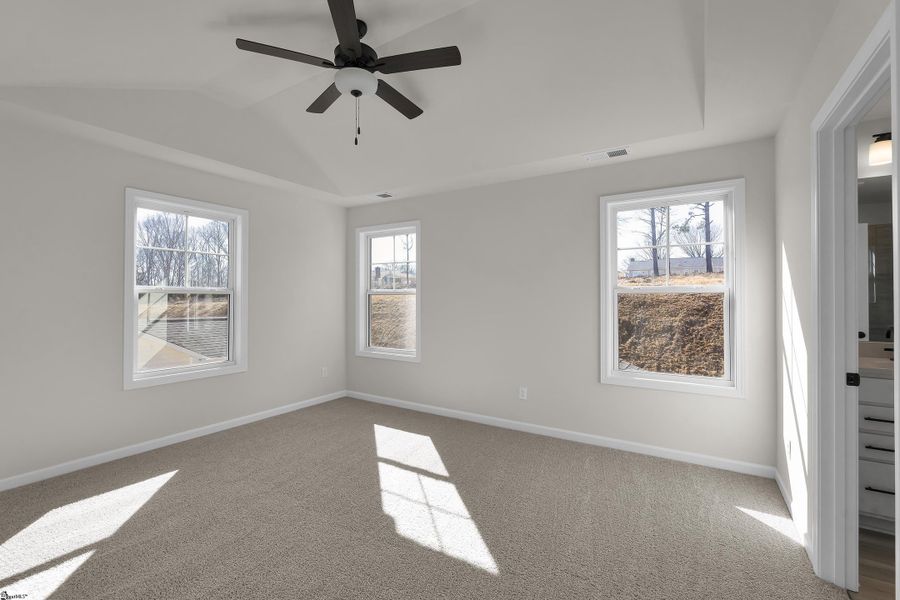Spacious, unfurnished interior of a new home in Lynbrook, Boiling Springs (Image 24).
