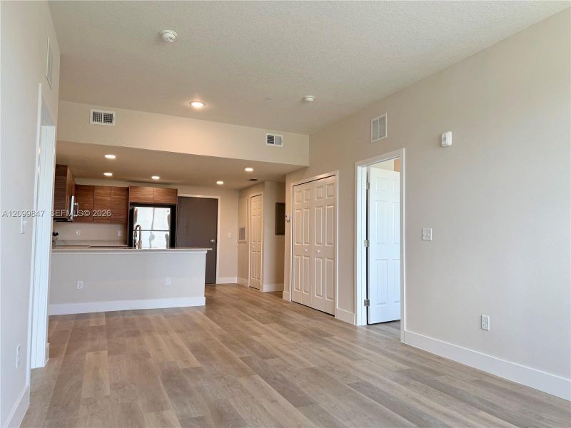 Spacious, unfurnished interior of a new home in , Orlando (Image 6).