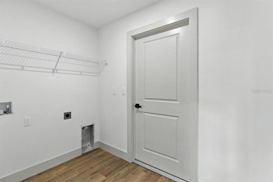 Spacious, unfurnished interior of a new home in , North Port (Image 20).