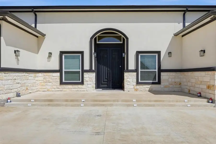Exterior details and patio area of a home in , Royse City (Image 3).