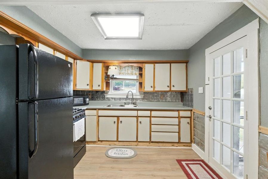 Furnished interior view inside a new home in , Weatherford (Image 16).