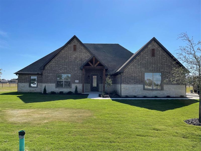 View of front facade with a front lawn