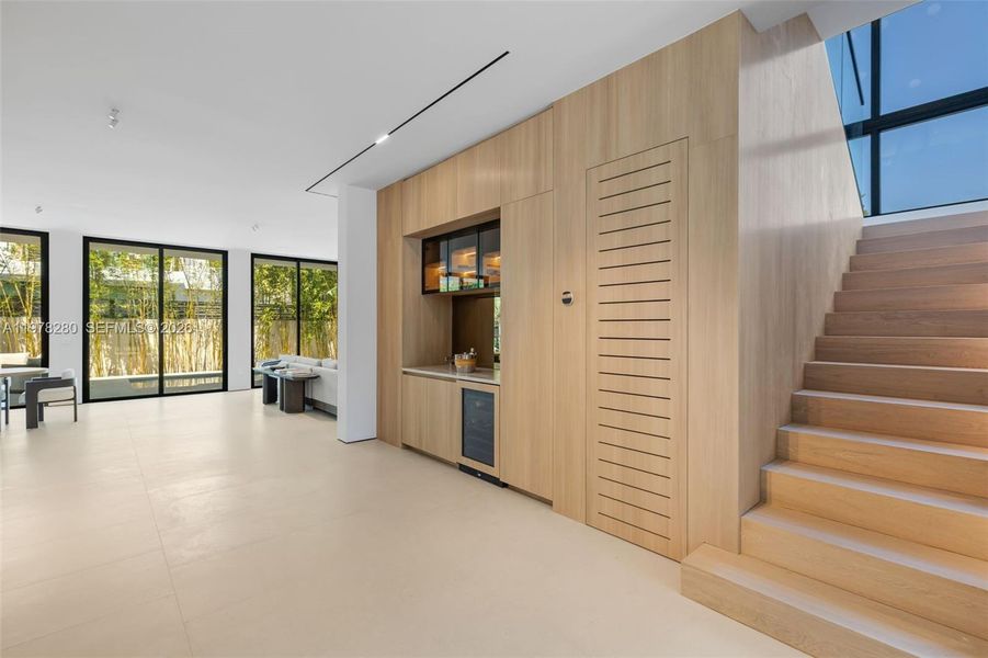 Exterior details and patio area of a home in , Miami (Image 19).