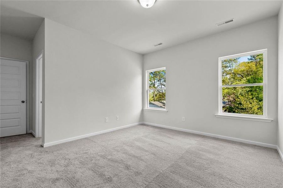 Spacious, unfurnished interior of a new home in North Haven, Rome (Image 25).