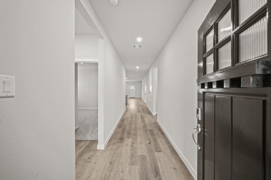 Spacious, unfurnished interior of a new home in Valor Park, Bay City (Image 15).