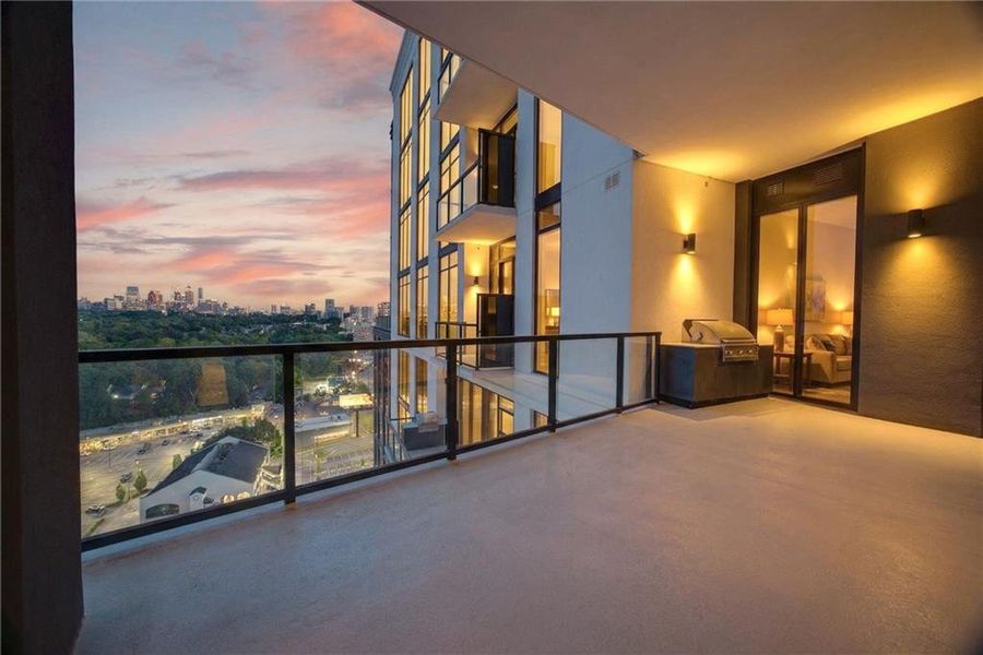 Condo located in Atlanta, GA showcasing its design and architecture (Image 3).