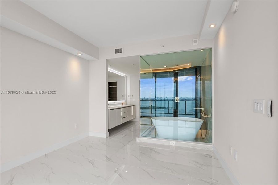 Spacious, unfurnished interior of a new home in Aria Reserve, Miami (Image 23).