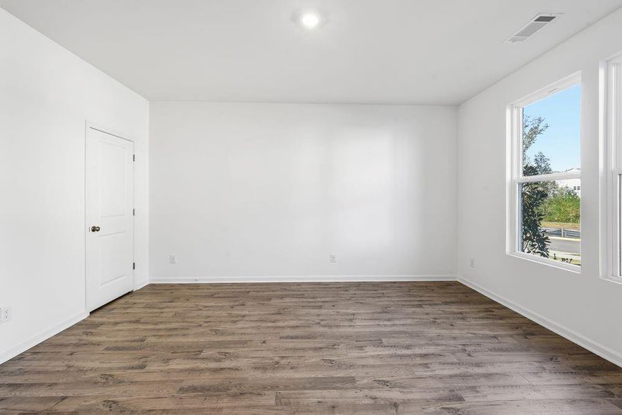 Spacious, unfurnished interior of a new home in Falls Creek, Flowery Branch (Image 24).