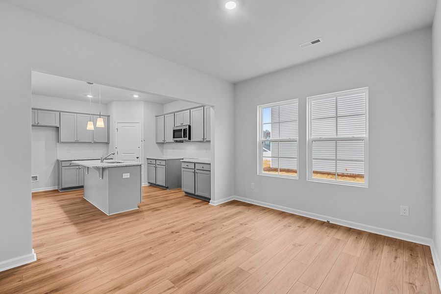 Spacious, unfurnished interior of a new home in Fieldstone, Lexington (Image 23).