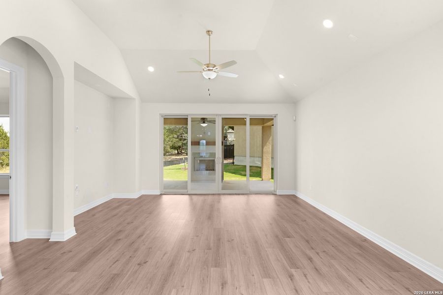 Spacious, unfurnished interior of a new home in Willis Ranch, San Antonio (Image 24).