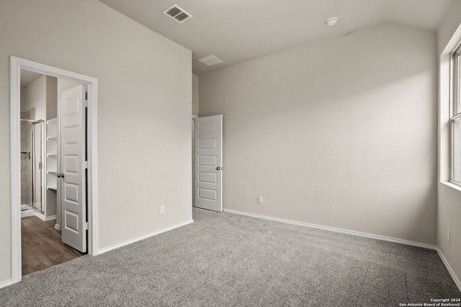 Spacious, unfurnished interior of a new home in Blue Ridge Ranch, San Antonio (Image 15).