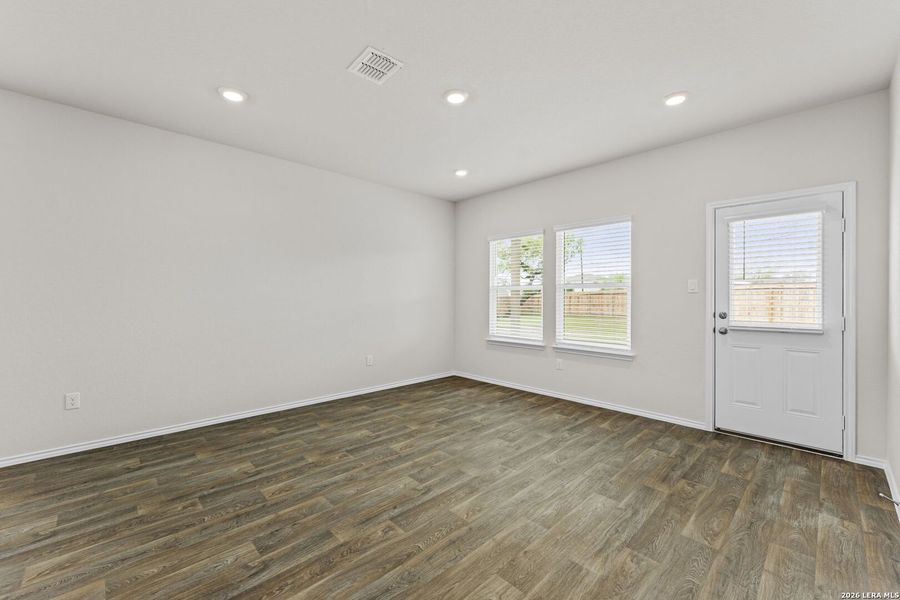 Spacious, unfurnished interior of a new home in Laurel Vistas, San Antonio (Image 13).